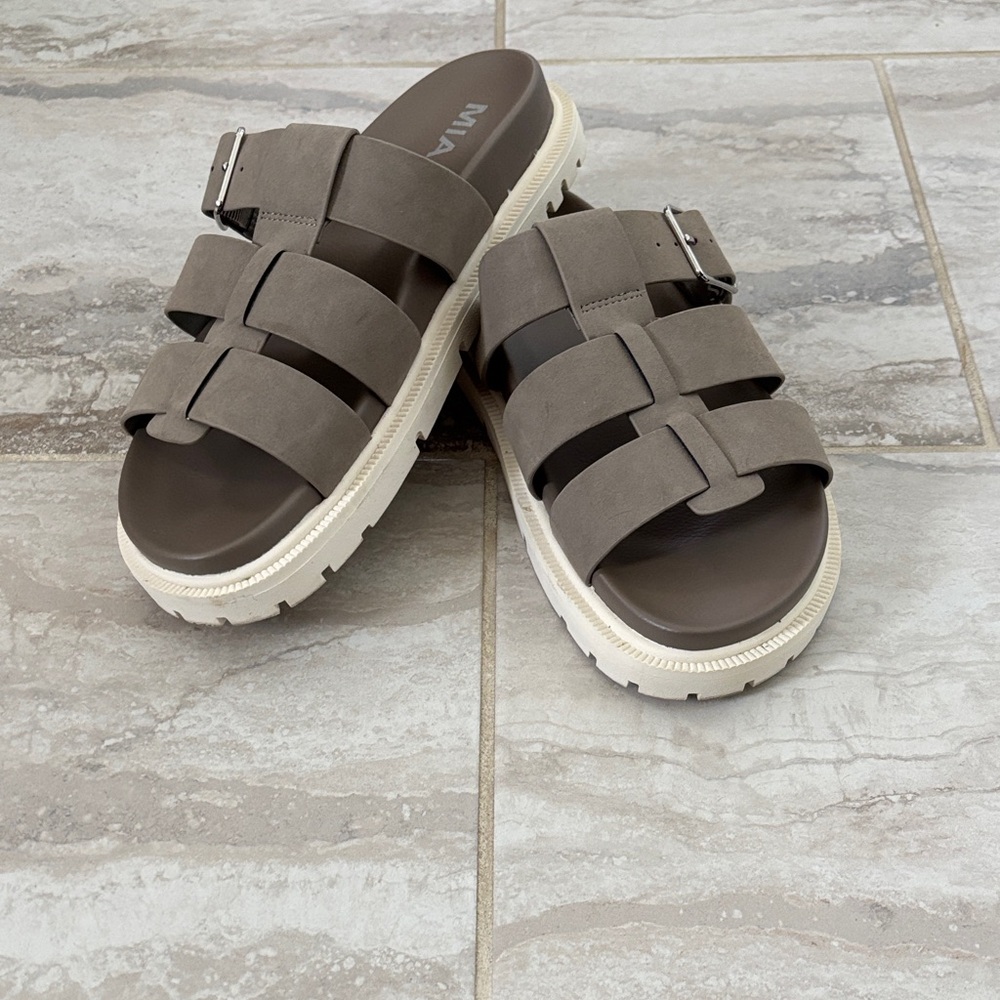 MIA Taupe Leather Texture